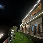 Young Monk Hostel & Cafe Old Manali