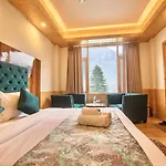 North Deodar Avenue, Manali