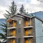 North Deodar Avenue, Manali