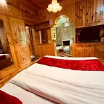 Woods Villa- A Luxury Mountains View Cottages