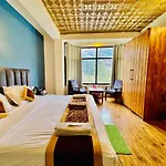 Hotel Link Manali-River View