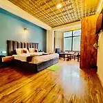 Hotel Link Manali-River View