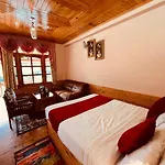 Hotel Hollywood, Manali !! Most Awarded !! Top Rated !! River View !! Luxury Rooms