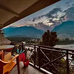 Hotel Hollywood, Manali !! Most Awarded !! Top Rated !! River View !! Luxury Rooms