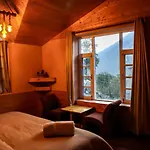 Fluestern -A Boutique Hostel