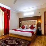 Fabhotel The Moon