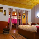 Hotel Hilltop At Mall Road Manali With Open Terrace
