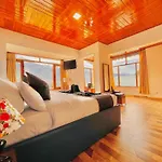 Himalayan Nomad Cottage, Manali ! All 2 Bedroom Independent Cottages ! Personal Lawn Every Cottage ! Parking ! Scenic Mountains View ! Spacious Rooms !