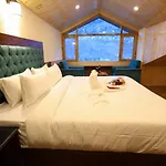 Hidden Heaven Old Manali Near Nature Park Jogni Waterfall View Rohtang Pass Mountain View