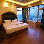 Hidden Heaven Old Manali Near Nature Park Jogni Waterfall View Rohtang Pass Mountain View