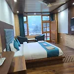 Valley Of Sublime!!! Nirvana Hills!!! A Family Hotel With Roof Top Lounge And Restaurants