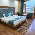 Valley Of Sublime!!! Nirvana Hills!!! A Family Hotel With Roof Top Lounge And Restaurants