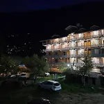 Hotel Old Manali With Balcony And Mountain Views, Near Manali Mall Road