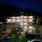 Hotel Old Manali With Balcony And Mountain Views, Near Manali Mall Road