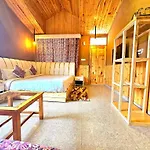 Hotel Old Manali With Balcony And Mountain Views, Near Manali Mall Road