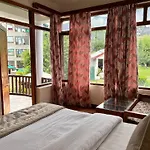 Tourist Hotel 10 Minutes Walking Distance From The Mall