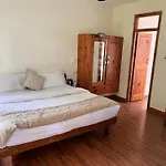 Tourist Hotel 10 Minutes Walking Distance From The Mall
