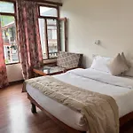 Tourist Hotel 10 Minutes Walking Distance From The Mall