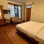 Tourist Hotel 10 Minutes Walking Distance From The Mall