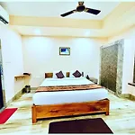 City View Hotel T R I P P Y - T U R T L E Near Park