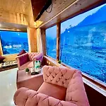 Himalayan Fort Resort, Manali - !!Riverside Property !! Big Garden With Bonfire !! Guest Preferred !! Scenic River & Mountain View !! Big Parking !! Luxury Balcony Rooms !! Playing Zone !! Property Of The Year