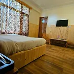 New Suraj Inn - Near Hadimba Devi Temple ! Rooftop Restaurant ! Personal Parking