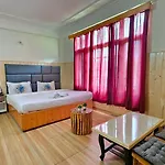New Suraj Inn - Near Hadimba Devi Temple ! Rooftop Restaurant ! Personal Parking