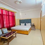 New Suraj Inn - Near Hadimba Devi Temple ! Rooftop Restaurant ! Personal Parking