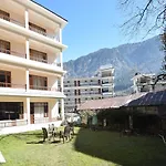 Oyo 11552 Hotel Rising Star