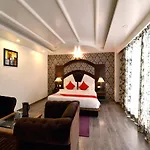 Oyo 13091 Manali Grand