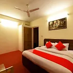 Oyo 13586 Hotel Monarch