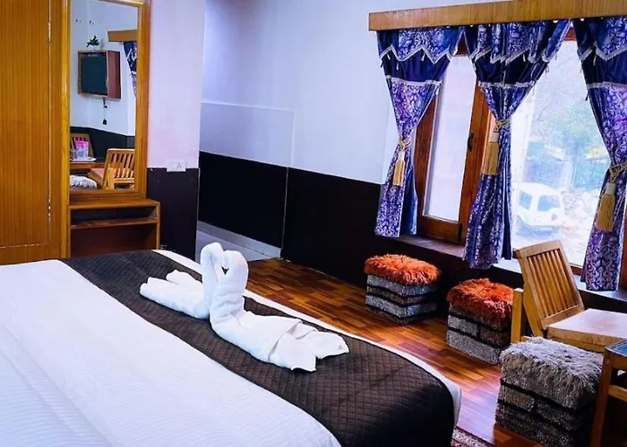 Hotel Hilltop At Mall Road Manali With Open Terrace