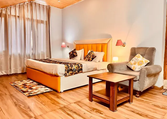 Hadimba Hill View By Hadimba Palace, Manali - Premium Room ! Family Hotel ! Parking ! Near Hadimba Temple
