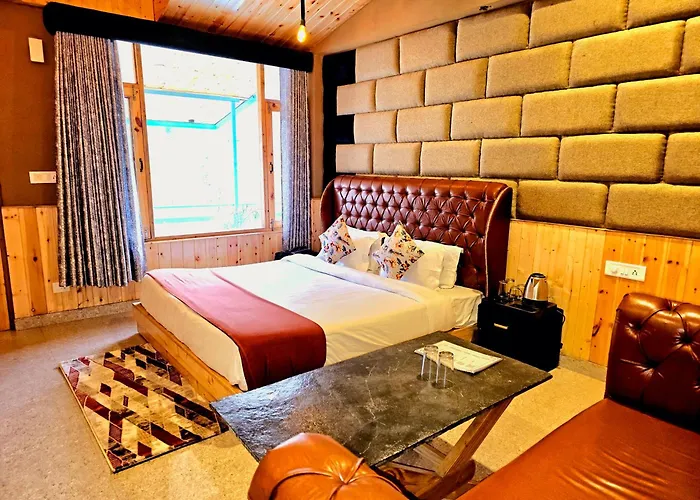 Hotel Old Manali With Balcony And Mountain Views, Near Manali Mall Road