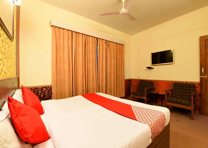 Oyo 13586 Hotel Monarch