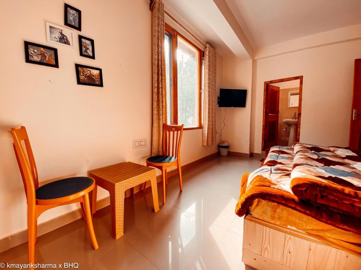 Backpackers Headquarter *