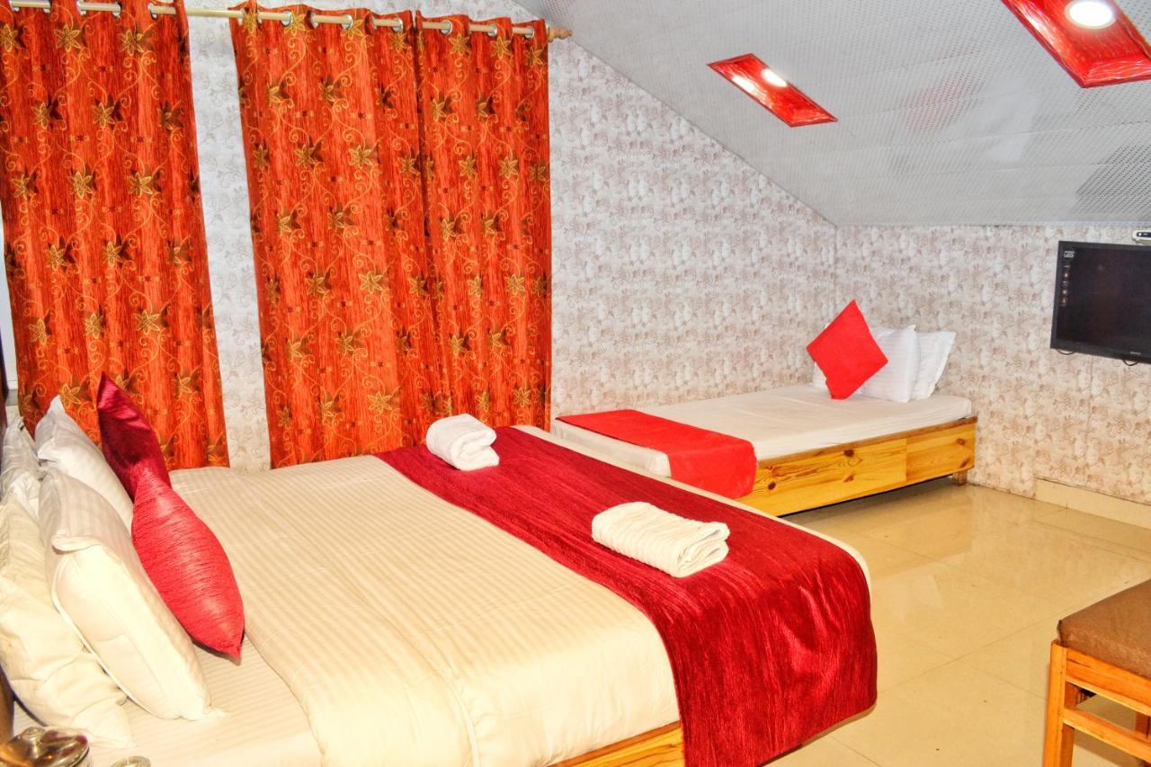 Hotel The 1965