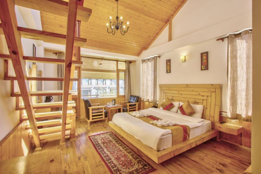 Wild Rose Hotel