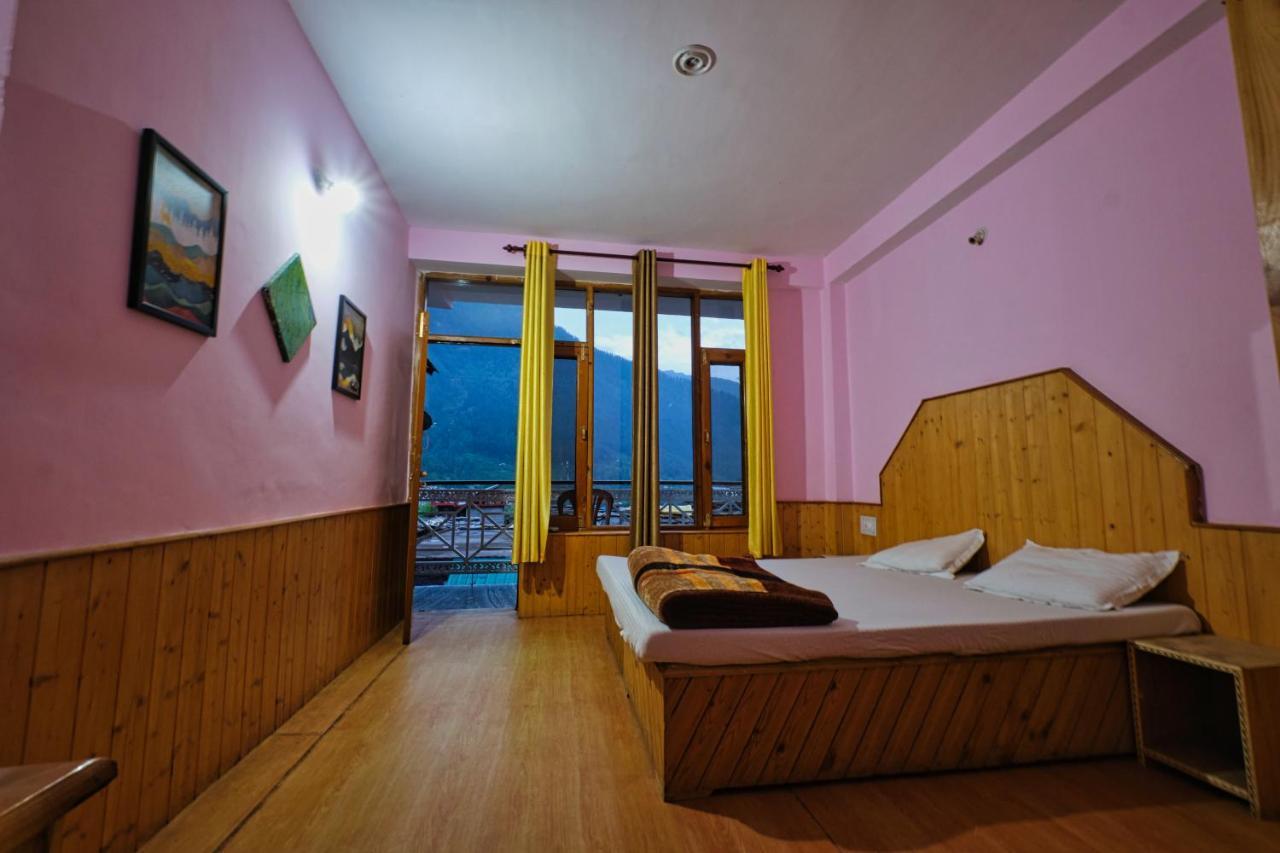 Voyageur Nest Hostel
