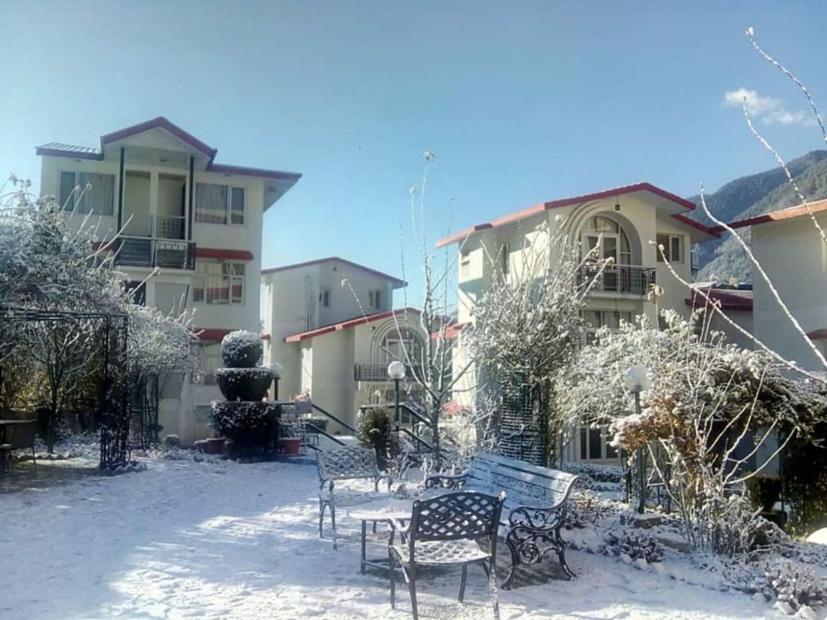 De Vivendi With 35000 Sqft Open Lawn With Bbq