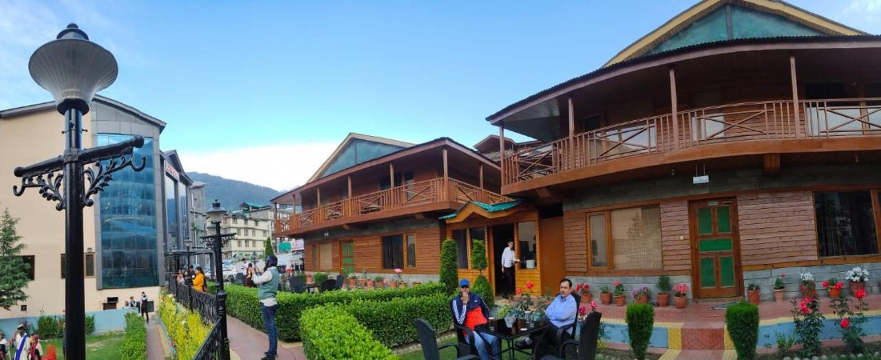 Himalayan Nomad Cottage, ! 2 Bedroom Independent ! Personal Lawn Every ! Parking ! Scenic Mountains View ! Spacious ! Hotel Manali (Himachal Pradesh)
