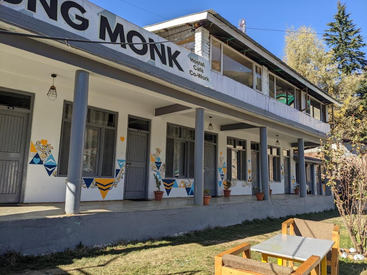 Young Monk & Cafe Old Hostel *