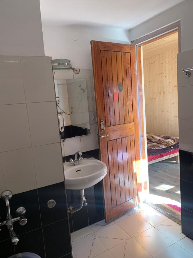Tourist 10 Minutes Walking Distance From The Mall Manali (Himachal Pradesh)