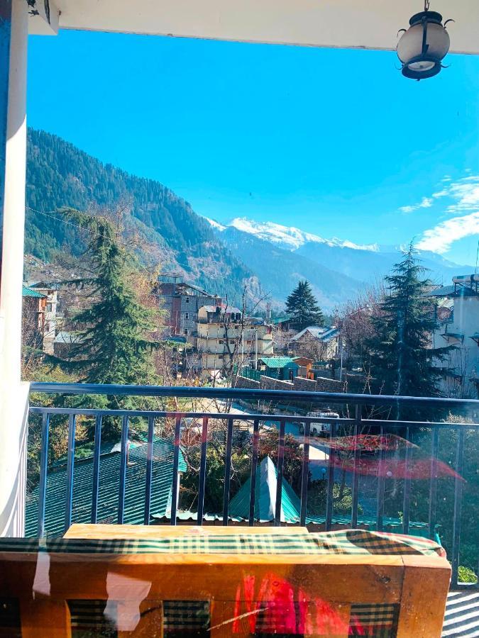 Tourist 10 Minutes Walking Distance From The Mall Manali (Himachal Pradesh)