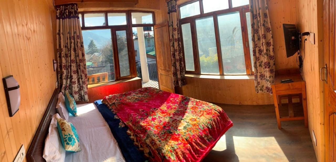 Tourist 10 Minutes Walking Distance From The Mall * Manali (Himachal Pradesh)