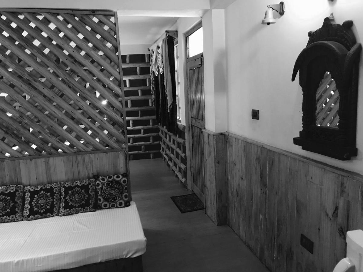 Hotel Woods Inn,