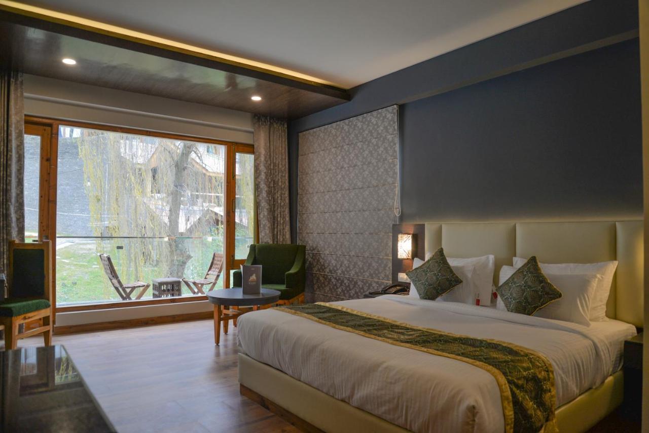 The Khar, 3*