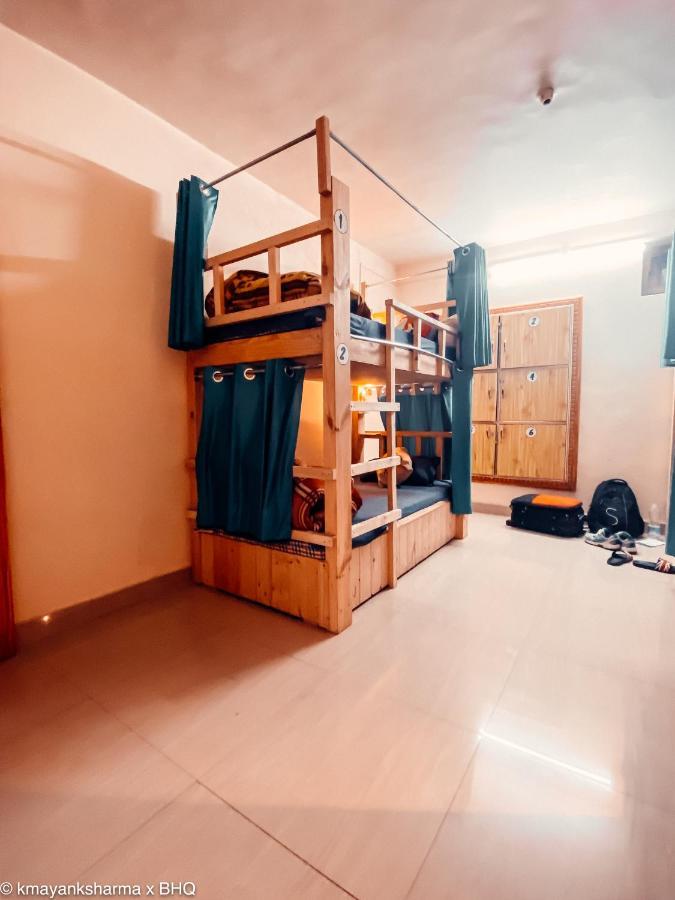 Hostel Backpackers Headquarter *