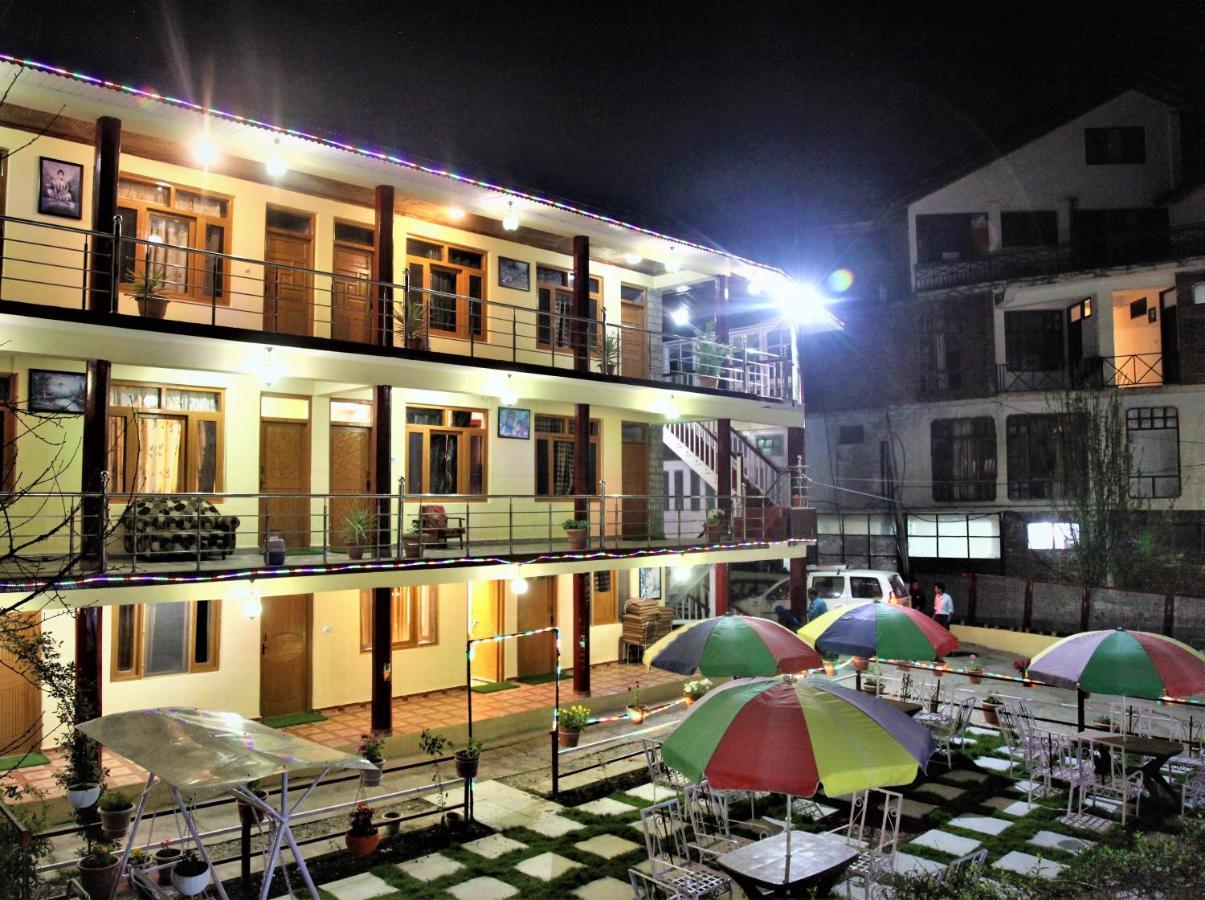 Chetna Hotel 3*
