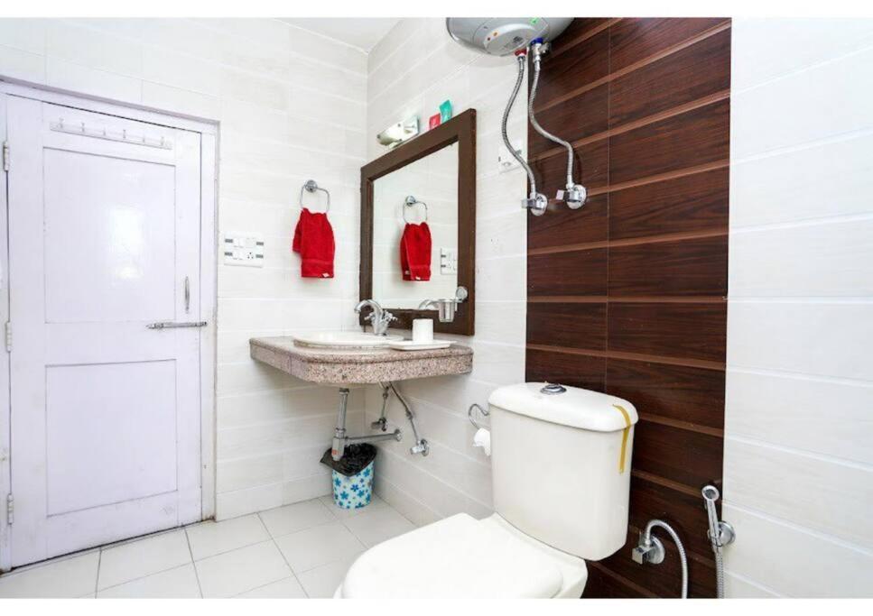 Redhomex Woodstock 5bhk Villa *